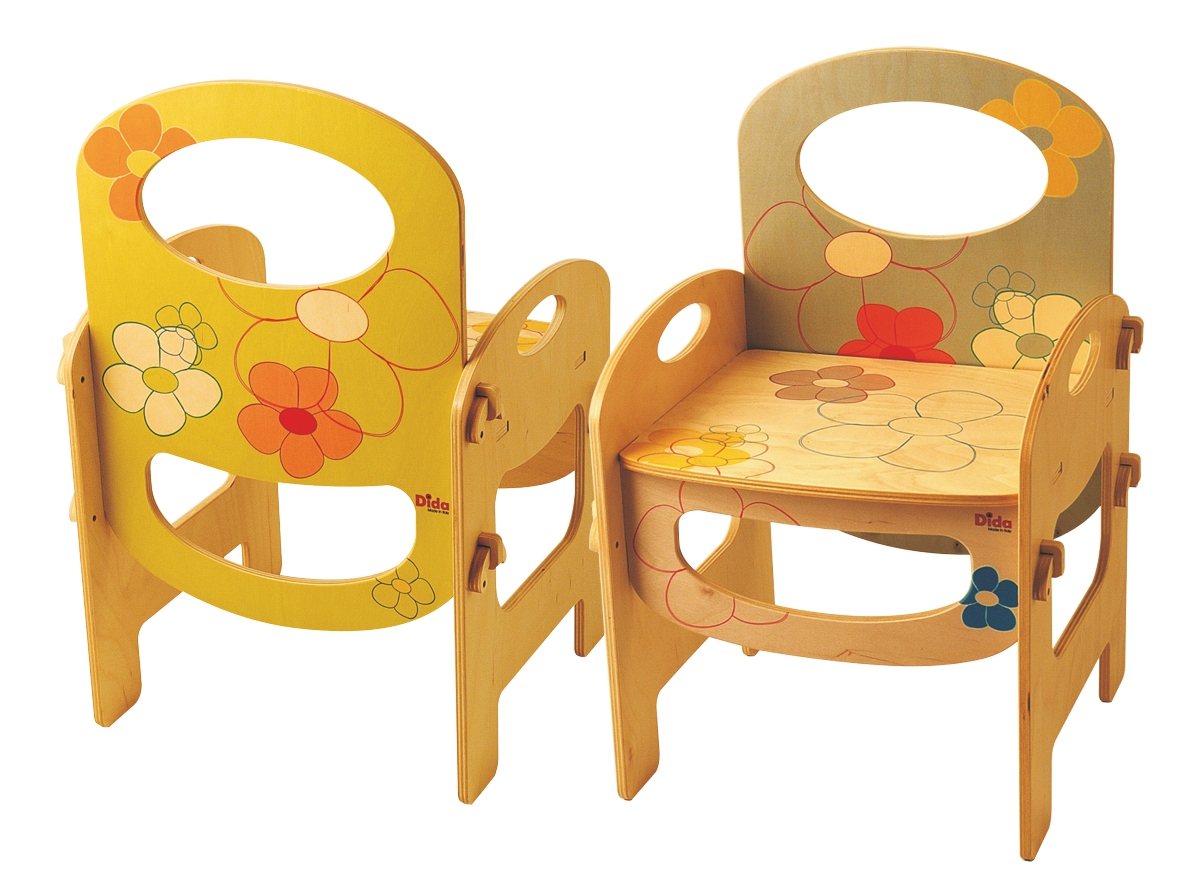 Tavola E Sedia Di Legno Per I Bambini In Montessori Immagine Stock - Foto 10