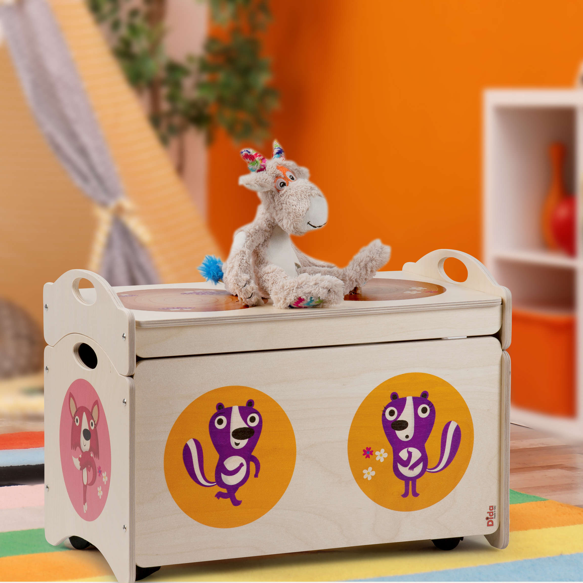 Panca portagiochi “I Pancotti” sovrapposta a un’altra panca per un effetto salvaspazio